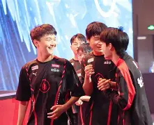 清晨夏洛特黄蜂备战社区盾,手感冰凉细节曝光,更衣室稳定,身体对抗强度拉满 清晨夏洛特黄蜂备战社区盾,手感冰凉细节曝光,更衣室稳定,身体对抗强度拉满