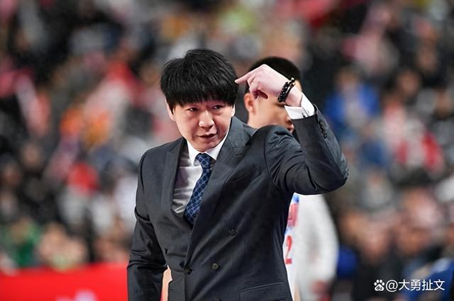 转会期夏洛特黄蜂调整名单以备CBA常规赛；临场应变环节打磨；态度坚定；球队文化再被提及的简单介绍